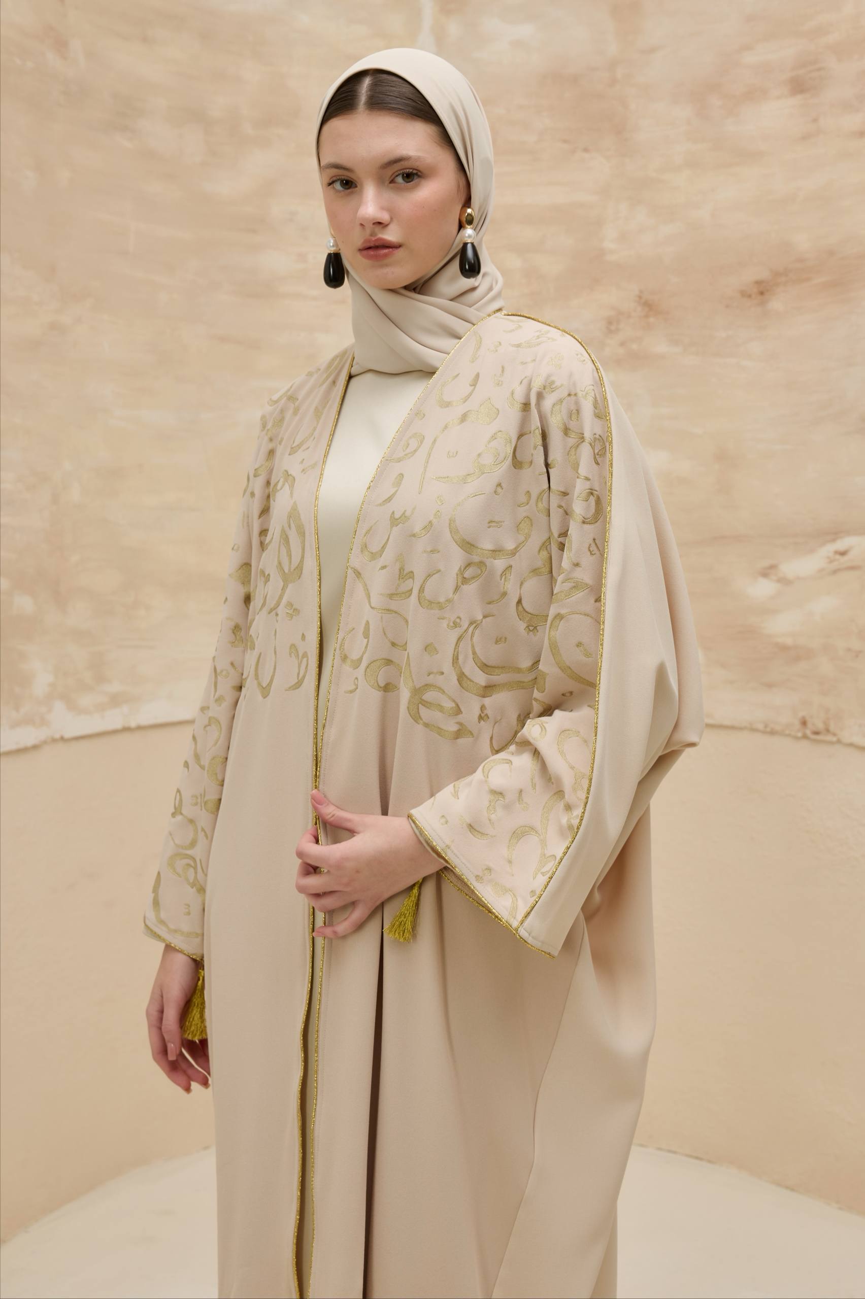 Orient Majesty | Oryantal Harf Detaylı Abaya