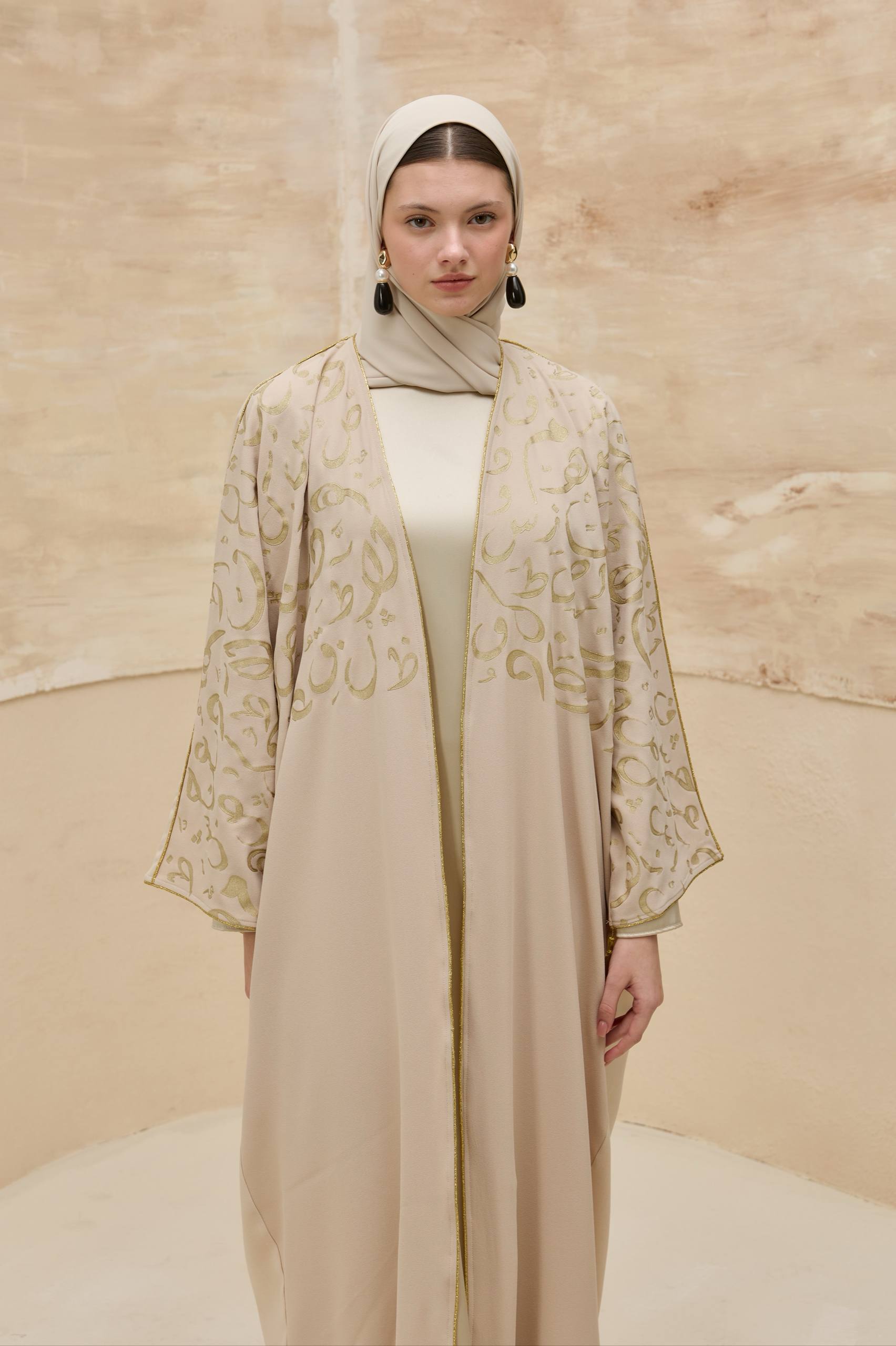 Orient Majesty | Oryantal Harf Detaylı Abaya