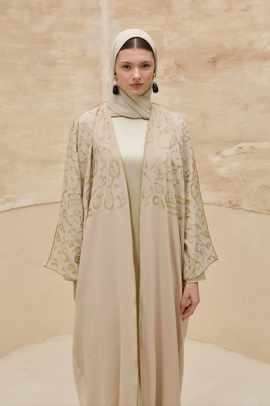 Orient Majesty | Oryantal Harf Detaylı Abaya
