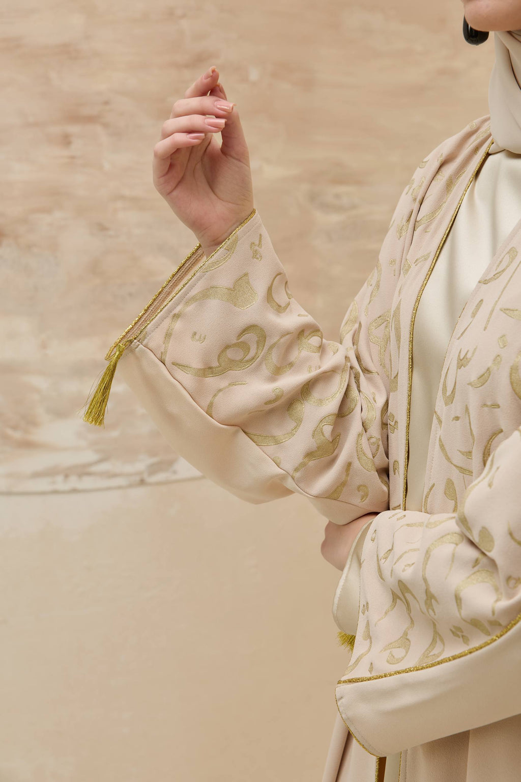 Orient Majesty | Oryantal Harf Detaylı Abaya