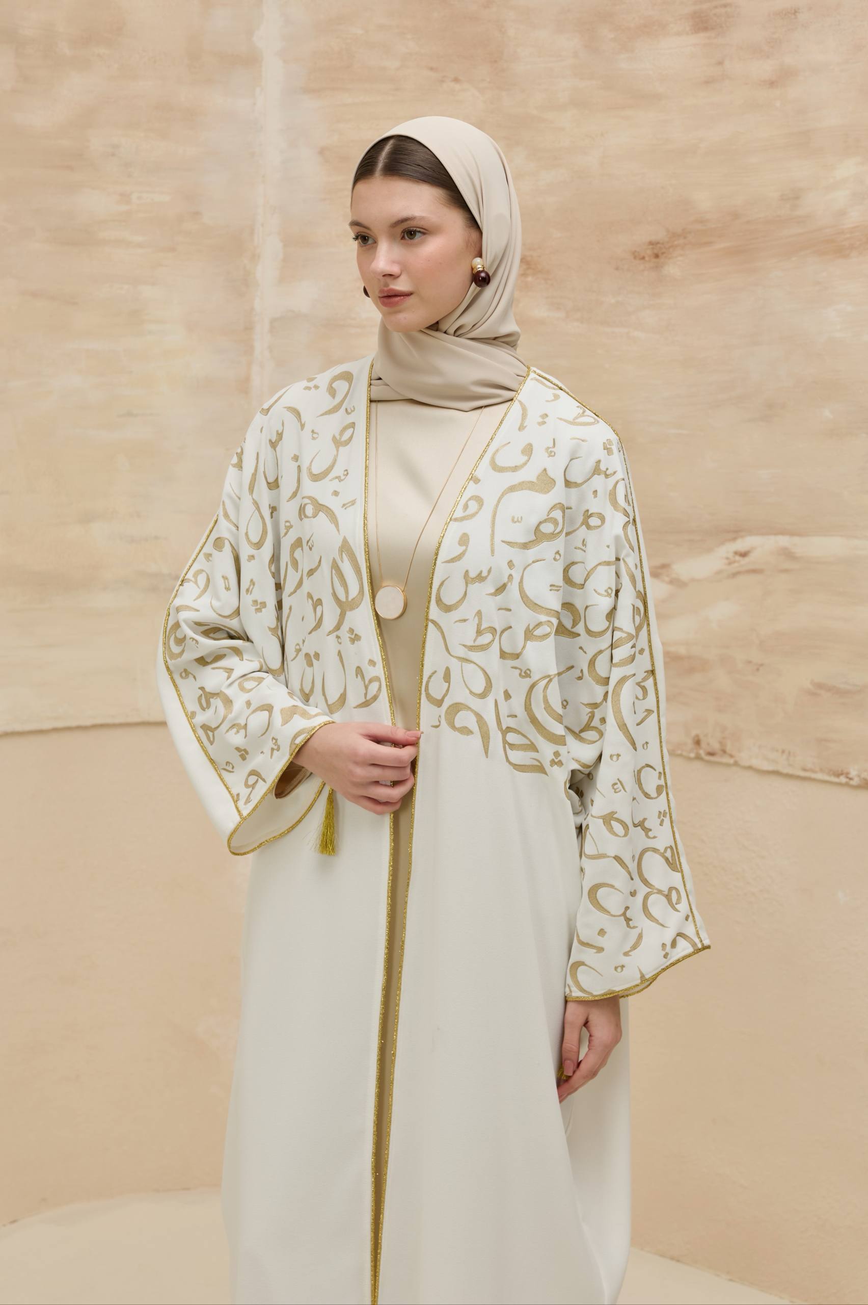 Orient Majesty | Oryantal Harf Detaylı Abaya