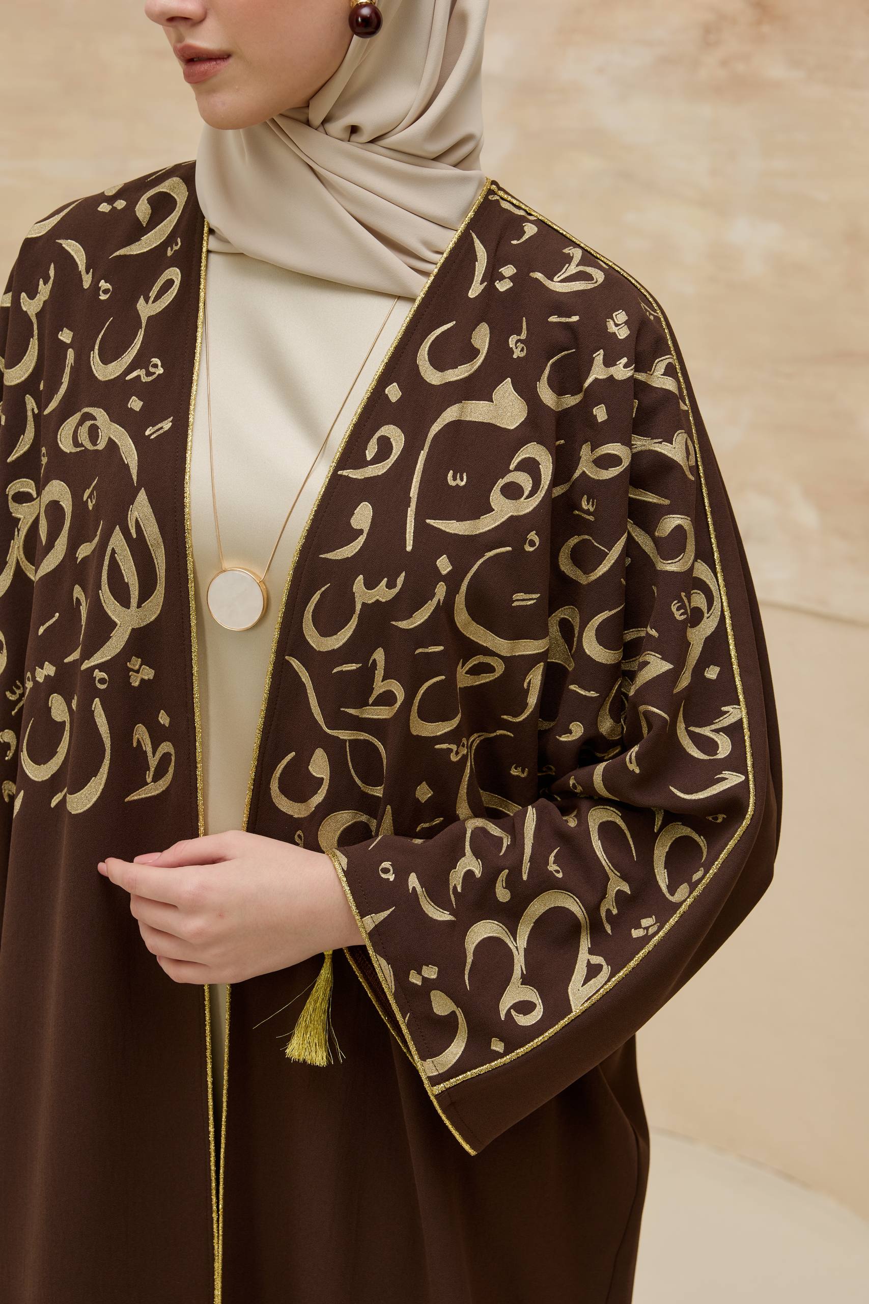 Orient Majesty | Oryantal Harf Detaylı Abaya